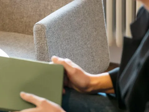 Rådgivare lämnar över ett anteckningsblock i ett kundmöte